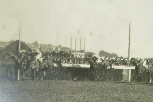 A historic photograph of the 1925 dead heat result in the Epsom Handicap at Randwick racecourse.